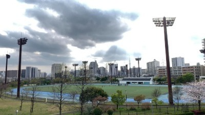 雲、高層ビルの画像のようです